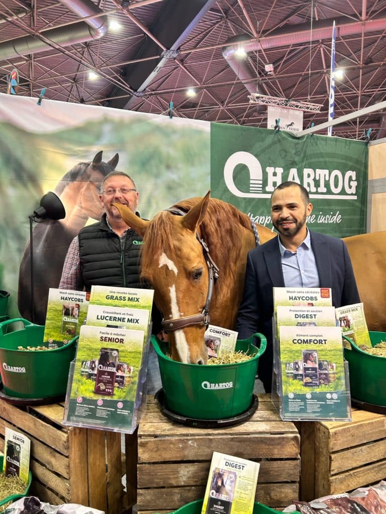 Hartog's account manager en Hartog's ambassadeur Hassen Bouchakour, ook bekend als Docteur Peyo, met zijn paard bij Hartog's stand op Equita Lyon.